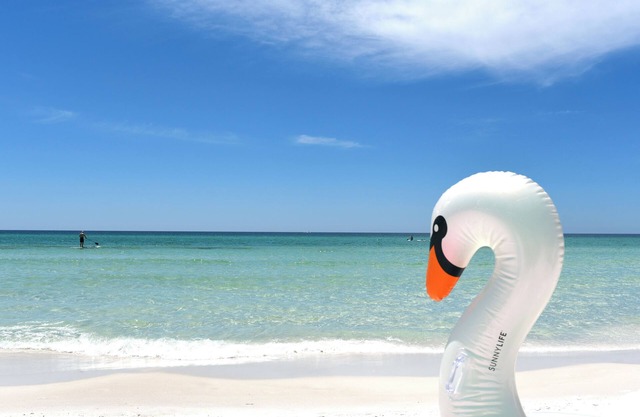 Charming 3-bedroom cottage in fantastic Destin Beach and Pool