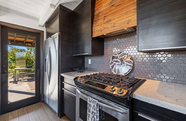 Charming 3-bedroom Equestrian farmhouse with WiFi, AC in welcoming Thermal