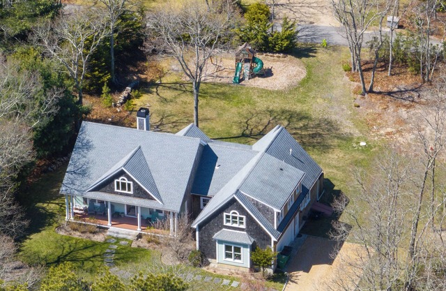Charming 3-bedroom family home with WiFi and AC in Vineyard Haven.