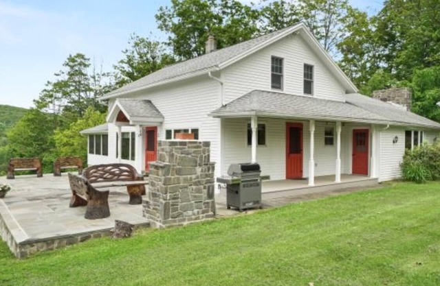 Charming 4-bedroom farmhouse with AC, fitness room in amazing Windsor NY