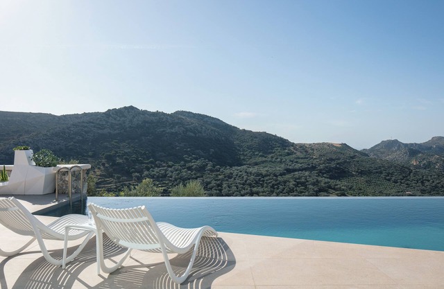 Charming 3-bedroom villa in delightful Palaiochora with fitness room,