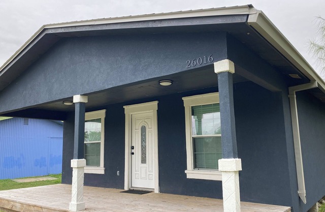 Charming 3-bedroom house in delightful San Benito with WiFi, central AC and Heat