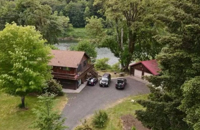 Charming 3-bedroom house in peaceful Scottsburg with AC, WiFi