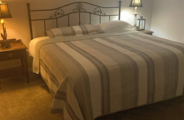 Charming 3-bedroom house with WiFi in Starkville and very close to campus.