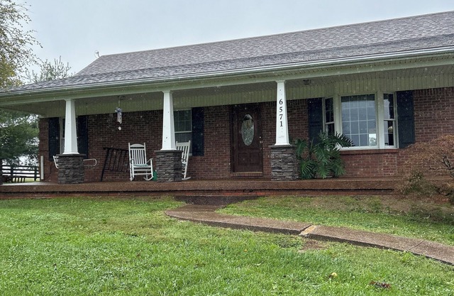 Charming 3-bedroom house ,pool table, fire pit at the Lewis getaway!