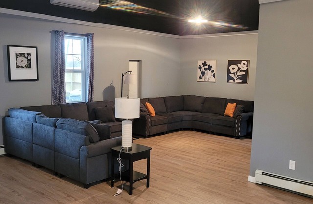 Charming 3-bedroom house with WiFi, AC in Ishpeming on or near trail system.