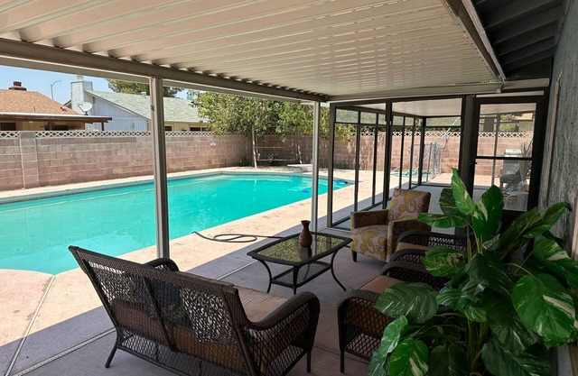 Charming 3-bedroom house with POOL and WiFi, AC in vibrant Las Vegas