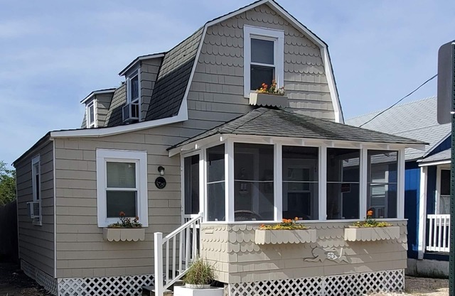3 bed 2 blocks from Beach. Parking & BEACH BADGES INCLUDED