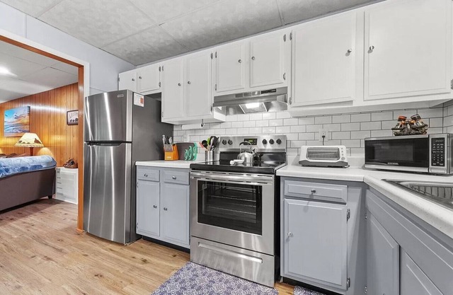 Charming 3-bedroom house with AC, WiFi, 🏓Ping-Pong, Foosball,🔥Firepit,🍔 Grill