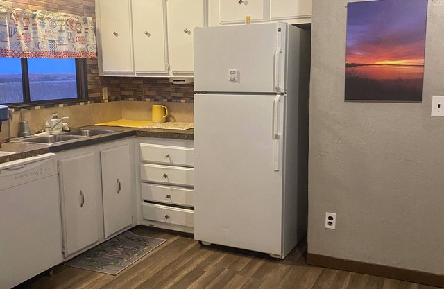 Charming 3-bedroom house with WiFi, AC near ArtCity. Safe & quiet country view.