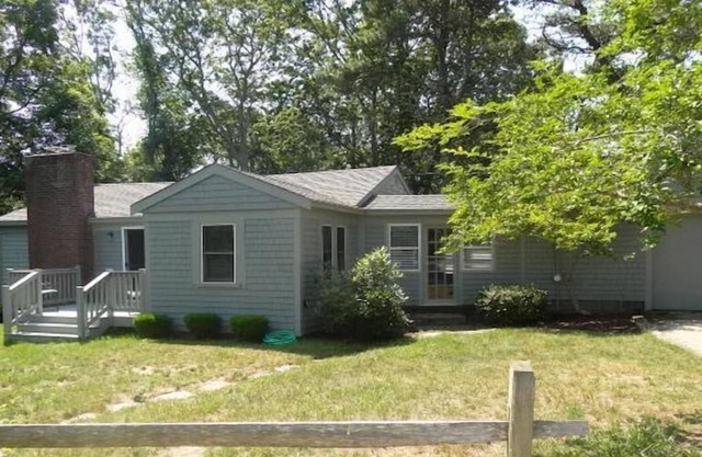Charming 3 Bedroom Home .9 Miles to Craigville Beach