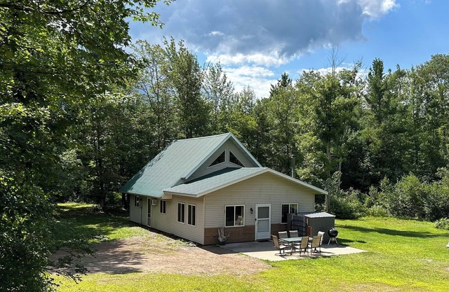 Charming 3-bedroom cabin in beautiful Ojibwa
