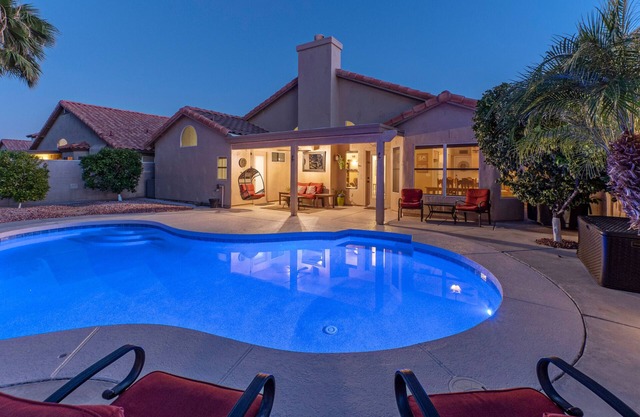 Encantadora casa de 3 dormitorios con piscina climatizada de solución salina ubicada, Ahwatukee Phoenix