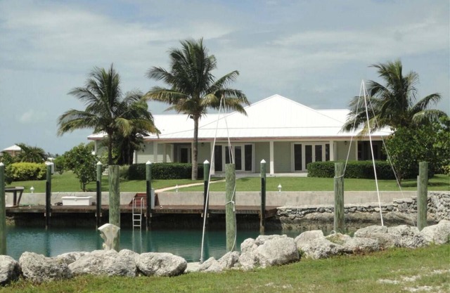 Charming 3-bedroom house with WiFi, Dockage, AC in West End