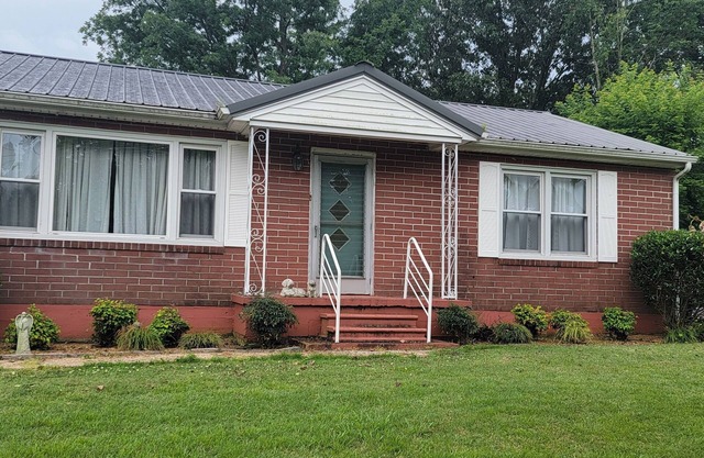 Charming 3-bedroom house near ball park in quiet neighborhood