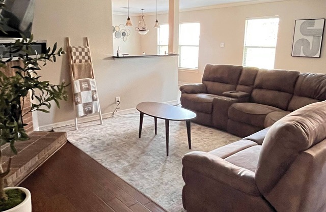 Charming 3-bedroom house in peaceful Burleson with AC, WiFi