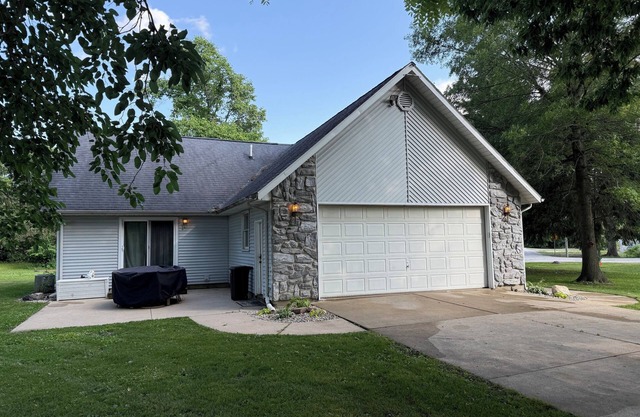 Charming 3-bedroom house with private dock lot on beautiful Wawasee Lake.