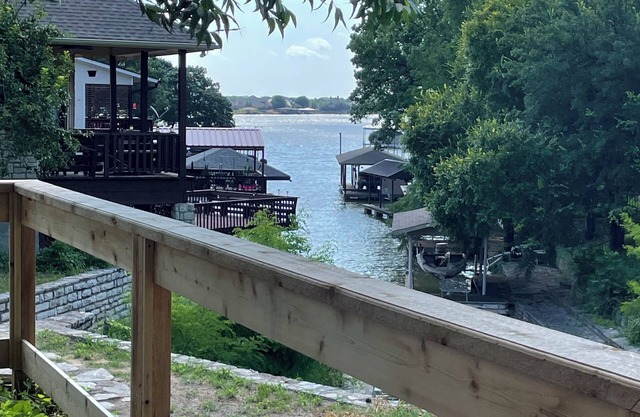 Charming 3-bedroom house with AC and WiFi in Granbury with a beautiful lake view