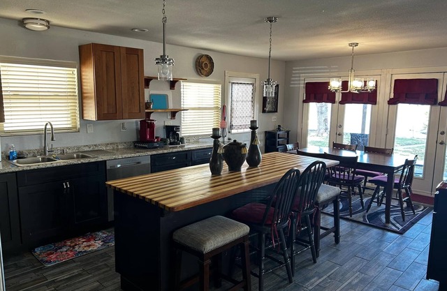 Charming 3-bedroom house with WiFi and a relaxing back porch on Lake Granbury