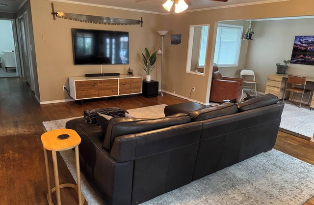 Charming 3-bedroom house in enchanting Oakridge with AC