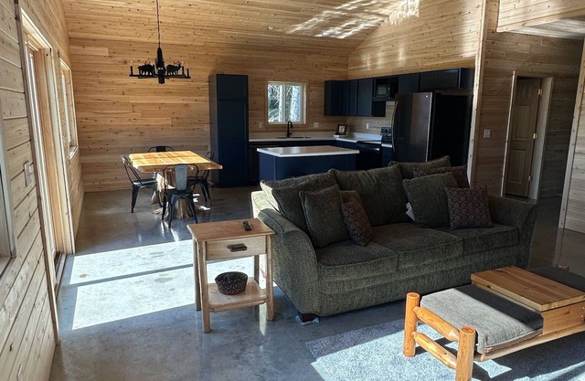 Charming 3-bedroom house with AC and WiFi in Pickford