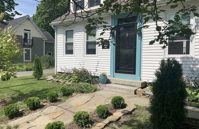 Charming 3-bedroom house minutes from Harbor and Main Street with WiFi and AC