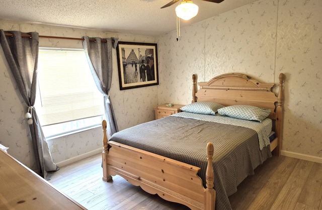 Charming 3-bedroom house with WiFi, AC in wonderful St. Cloud