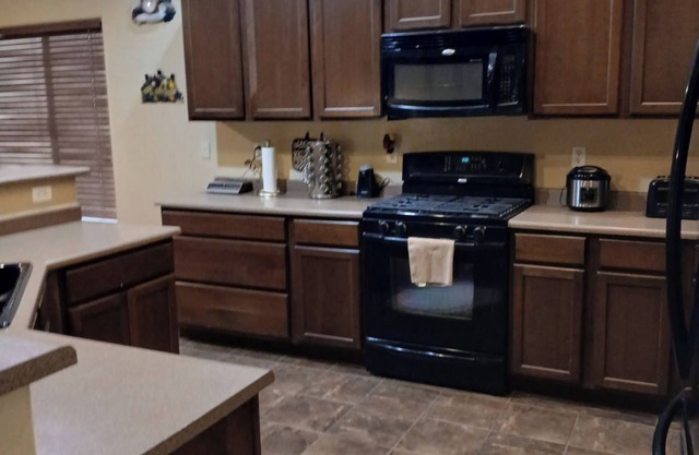 Charming 3-bedroom house with WiFi and AC in lovely Buckeye