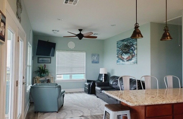 Charming 3-bedroom house located in Constance Beach steps away from the shore