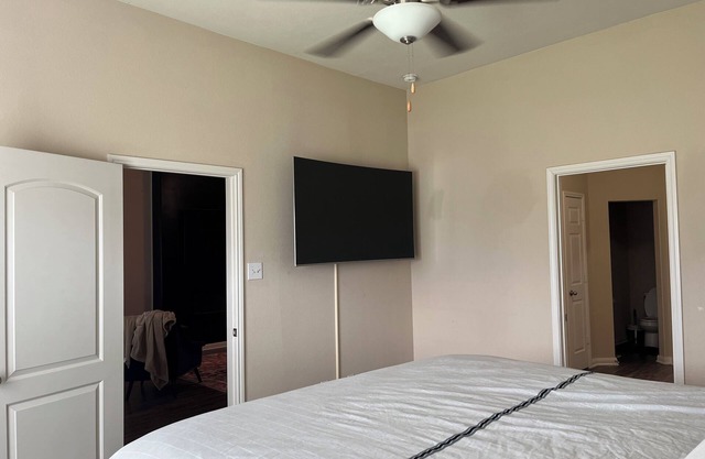 Charming 3-bedroom house with AC, WiFi in serene Crowley