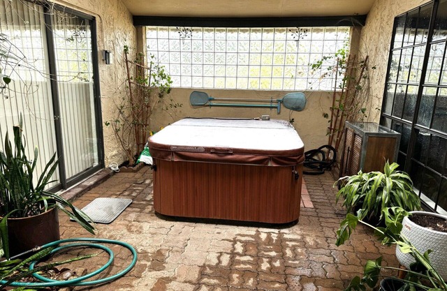 Charming 3-bedroom house with AC, WiFi &Hot tub in Westside El Paso