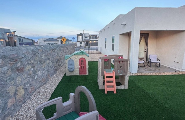 Charming 3-bedroom house in marvelous Horizon with WiFi, AC