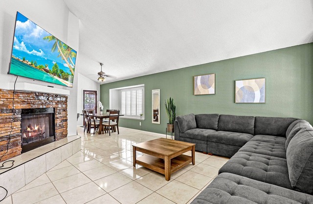 Charming 3 bedroom house with WiFi, AC beautiful backyard and pool.