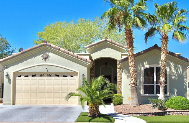 Charming 3-bedroom house with backyard kitchette, fitness room in sunny El Paso