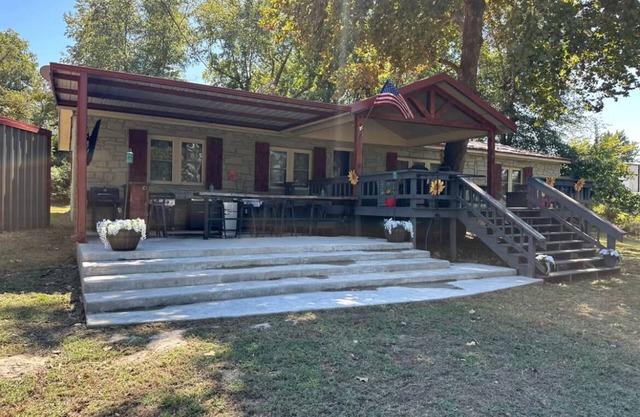Charming 3-bedroom house in Eufaula with pool table and outdoor dining