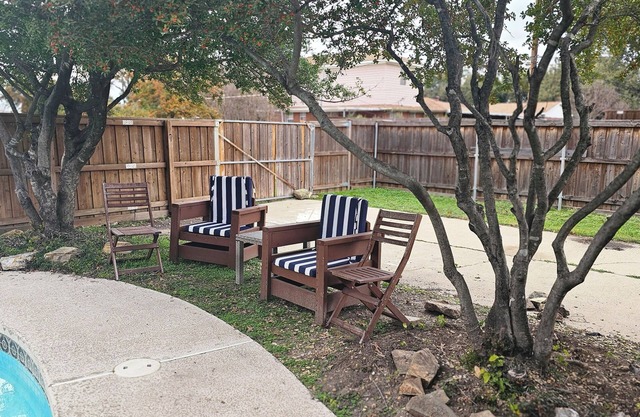 Charming 3-bedroom house in Garland with WiFi and AC