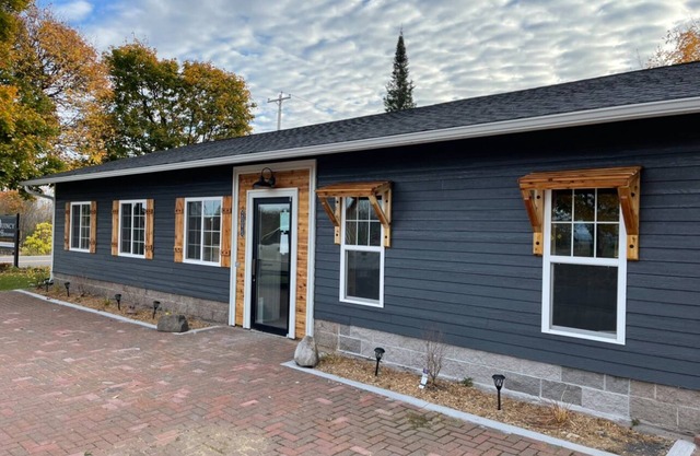 Charming 3-bedroom house with AC, WiFi, in welcoming Hancock