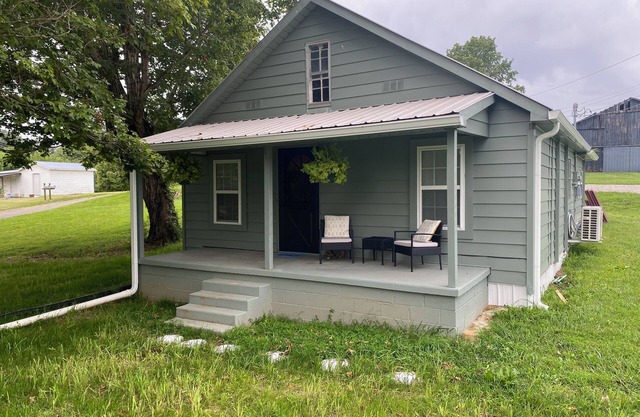 Charming 3-bedroom house with WiFi, AC just 2 miles from Dale Hallow lake