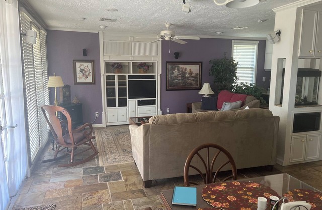 Charming 3-bedroom house with WiFi and AC in fabulous Huffman on Lake Houston