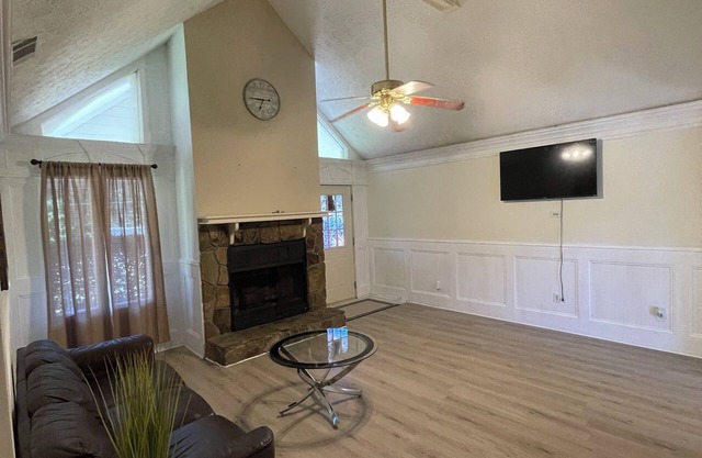 Charming 3-bedroom house in Lilburn with WiFi and AC
