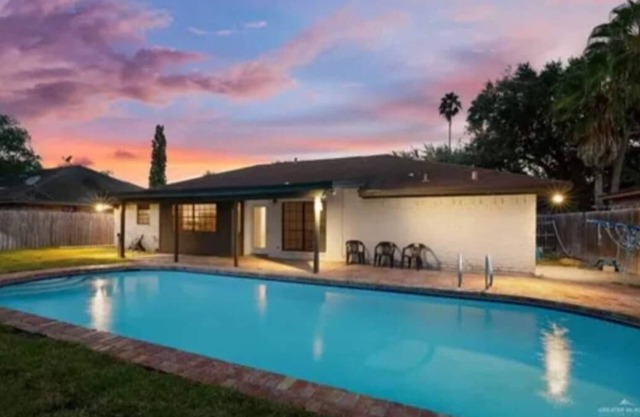 Charming 3-bedroom house in lovely McAllen with AC, WiFi, Swimming pool.