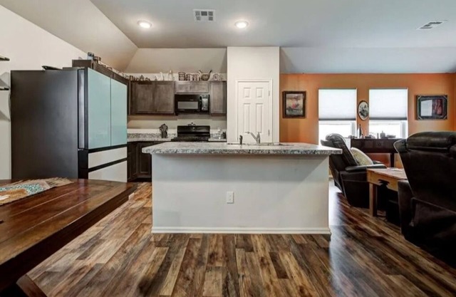 Charming 3-bedroom house with WiFi, AC in quaint Mustang