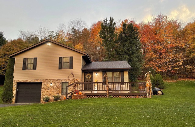 Charming 3-bedroom House on 1 acre in Deep Creek