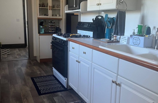 Charming 3-bedroom house in wonderful town of Oshkosh, family and pet friendly!