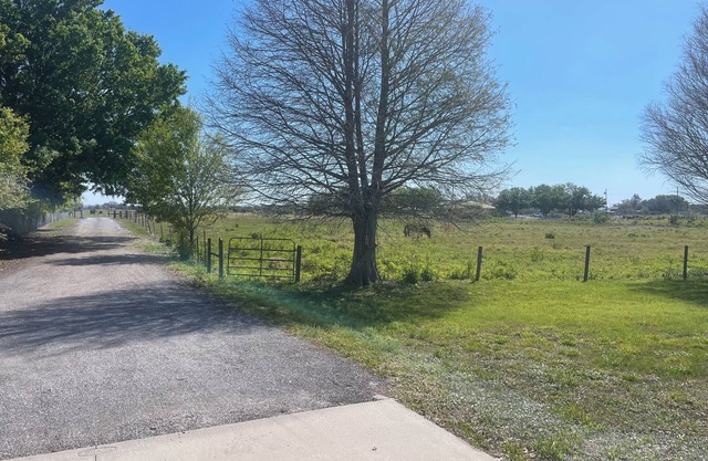 Charming 3-bedroom house with AC and WiFi in delightful Sebring on 10 acres.