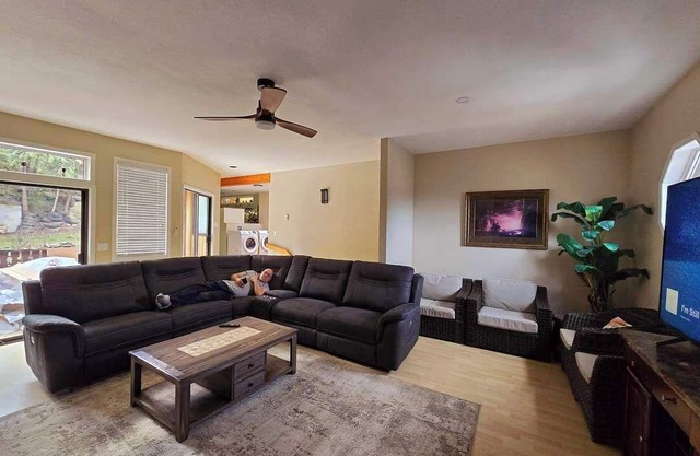 Charming 3-bedroom house in enchanting Vernon with AC, WiFi
