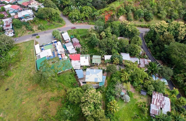 Charming 3-bedroom house with AC and WiFi in Quepos