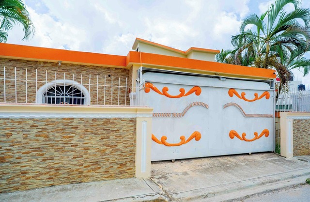 Charming 3-bedroom house with wifi and AC in Higuey, have a local experience!!