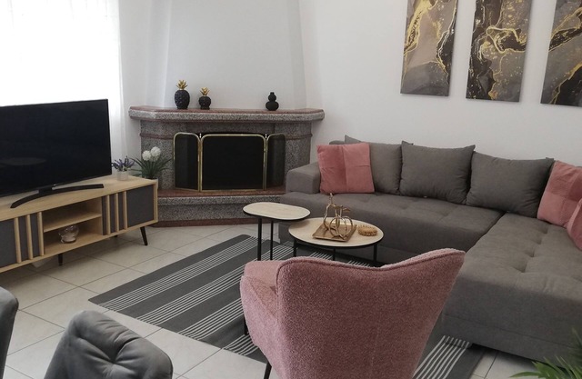 Charming 3-bedroom house with WiFi and AC in Veria