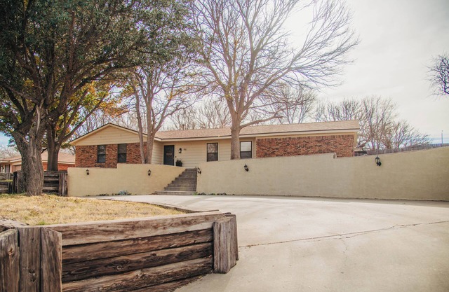 Charming 3-bedroom house with privacy fence backyard in quaint Canyon.